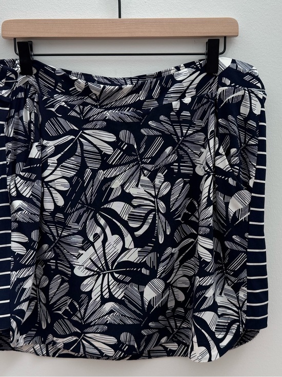 Chico's Pants - Chico's - Weekends Navy and White Tropical Print Pull-on Skort, Size L